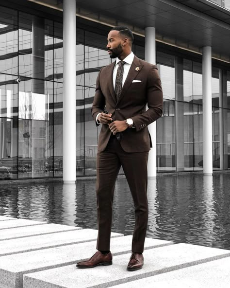 😎Looking forward to the sunny weather and the best business casual style this summer? Us too! We've compiled the best business causal trends to look out for this summer 2019. Be sure to look stylish this year by recreating these awesome summertime looks. Click to find out which business casual outfits for men summer are the ones you should be wearing ASAP. There’s nothing better than summertime outfits for men and work outfits for men offices. Smart casual work outfits are nice. #summ Man Wearing A Suit, Black Tuxedo Wedding, Groomsmen Tuxedos, A Man In A Suit, Man In A Suit, Brown Suit, Brown Wedding, Business Casual Outfits For Work, Groomsmen Suits