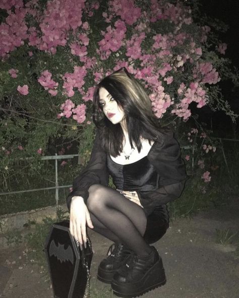 Edgy Photoshoot Grunge, Goth Poses, Gothic Poses, Goth Instagram, Tumblr Goth, Grunge Beauty, Goth Baddie, Goth Club, Goth Outfit Ideas