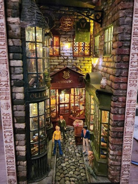 Booknook Harry Potter, Alley Diorama, Harry Potter Diorama, Diagon Alley Book Nook, Harry Potter Book Nook, Hogsmeade Village, Book Dividers, Imprimibles Harry Potter, Harry Potter Miniatures