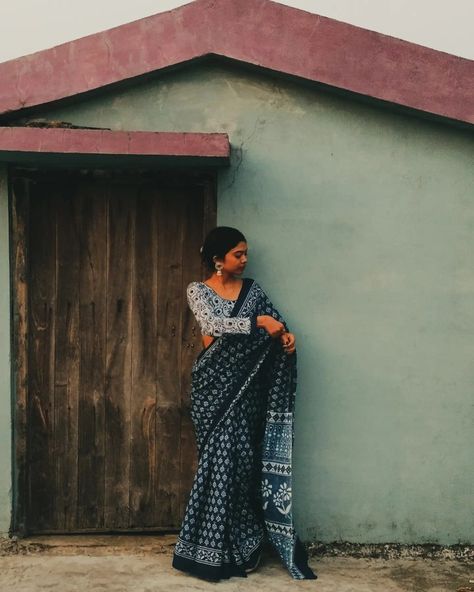 Saree Esthetics, Simple Saree Poses At Home, Photoshoot Saree, Bengali Aesthetic, Saree Pose, Indigo Saree, Kerala Saree Blouse Designs, Sambalpuri Saree, Function Dresses