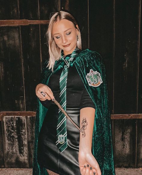 Female Draco Malfoy Costume, Draco Malfoy Costume Female, Women Harry Potter Costume, Diy Slytherin Costume, Slytherin Halloween Costume Women, Harry Potter Party Outfit, Harry Potter Disfraz, Slytherin Party Outfit, Disfraz Harry Potter