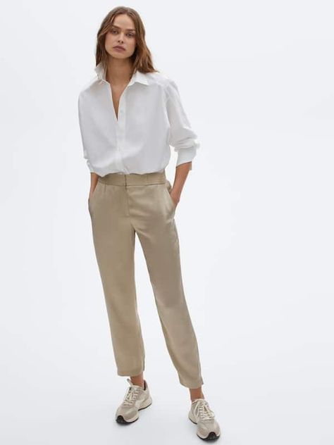 Beige Trousers Outfit Casual, Nude Pants Outfit, Beige Trousers Outfit, Chinos Women Outfit, Trousers Outfit Casual, Beige Pants Outfit, Beige Hose, White Slacks, Mom Pants