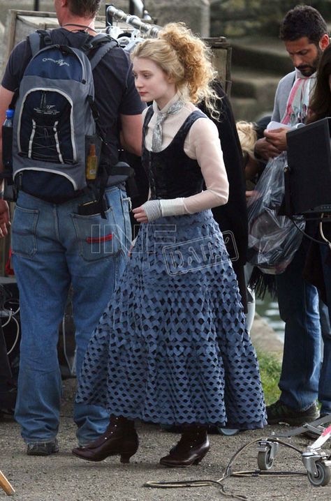 The Art of Clothes: Tim Burton's Alice in Wonderland Alice In Wonderland Outfit, Colleen Atwood, Alice In Wonderland Dress, Alice In Wonderland Aesthetic, Mia Wasikowska, Alice In Wonderland Costume, Wonderland Costumes, Mia 3, Movie Costumes