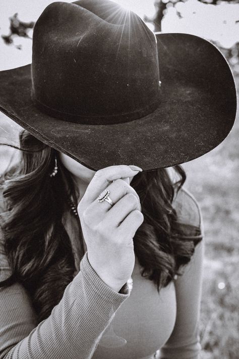 Sweet 16 Pictures, Grad Picture Ideas, Cowgirl Photoshoot, Western Photoshoot, Country Birthday, Black Cowboy Hat, Prom Poses, Country Style Outfits, Cowgirl Aesthetic