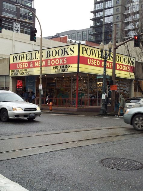 Powell's Bookstore the largest independent bookstore in the world. You could spend hours there and find all kinds of books and they are both new and used. Powells Bookstore, Lewis And Clark College, Vacay Spots, Perspective Pictures, Perspective Drawings, Powells Books, Independent Bookstore, City Block, Reading Nooks