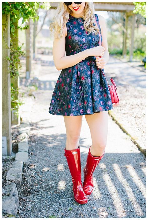 3 Bottoms To ALWAYS Pair With Your Hunter Rain Boots For Spring - Blush & Camo Navy Rain Boots Outfit, Rain Boots Outfit Summer, Hunter Boots Fashion, Boots Outfit Summer, Rain Boots Outfit, Rainboots Outfit, Summer Boots Outfit, Ladies Wellies, Rain Boot Outfit