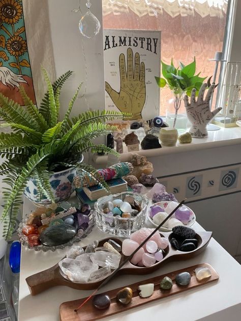 Spiritual Room Ideas, Spiritual Room Decor, Crystal Room Decor, Spiritual Room, Spiritual Altar, Crystal Room, Study Space, Black Art Pictures, Gemstones Crystals