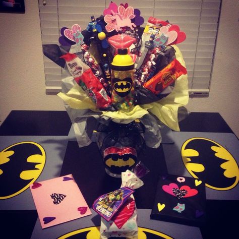 Batman Valentine's Day arrangement Batman Boo Basket, Batman Valentine Ideas, Batman Valentines Basket, Batman Basket For Bf, Batman Boyfriend Gifts, Batman Gift Basket, Batman Presents, Batman Themed Gifts For Boyfriend, Batman Basket