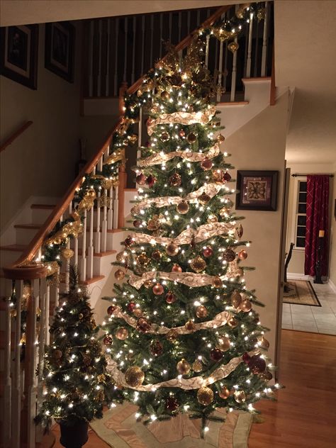 Christmas tree in the foyer Christmas Tree Next To Stairs, Christmas Tree Staircase, Christmas Tree Hallway Decorations, Christmas Tree Near Staircase, Christmas Tree In Hallway, Christmas Tree By Staircase, Christmas Tree In Foyer, Tall Christmas Tree In Foyer, Christmas Tree In Entryway