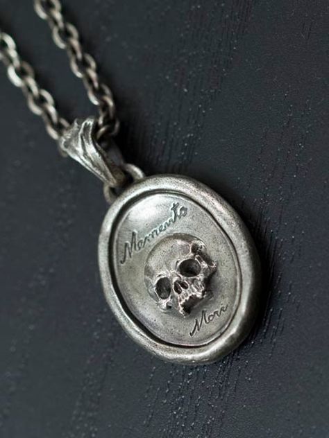 Memento Mori Skull, Wax Seal Necklace, Skull Gifts, Edgy Jewelry, Necklace Mens, Bead Charms Diy, Accessories Silver, Flower Ideas, Skull Necklace