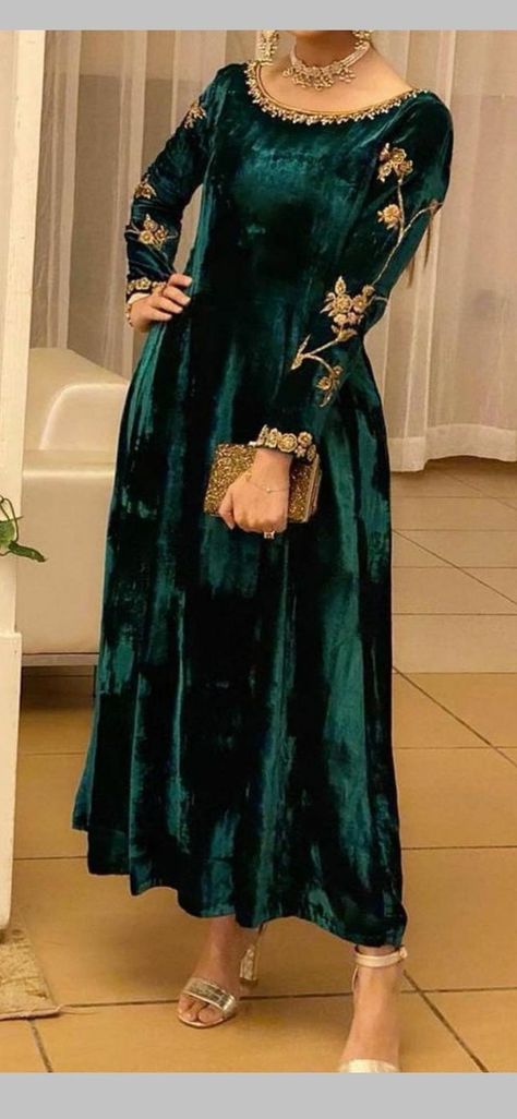 Velvet Dress Designs Pakistani Frocks, Valvet Frocks Design Pakistani, Velvet Dress Designs Gowns Indian, Black Dress Outfit Party Indian, Velvet Party Wear Dresses, Velvet Maxi Dress Pakistani, Velvet Frocks For Women, Velvet Dress Long Classy, Velvet Suits Design Women