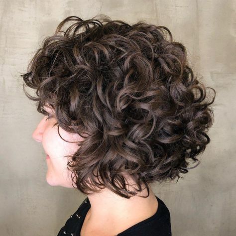 Rounded Curly Bob with Golden Blonde Balayage #shortcurlyhairstyles Aline Haircut, Cute Short Curly Hairstyles, Short Curly Bob Hairstyles, Curly Haircut, Bob Haircut Curly, Haircut Wavy, Curly Hair Photos, Haircut Curly, Choppy Bob Hairstyles