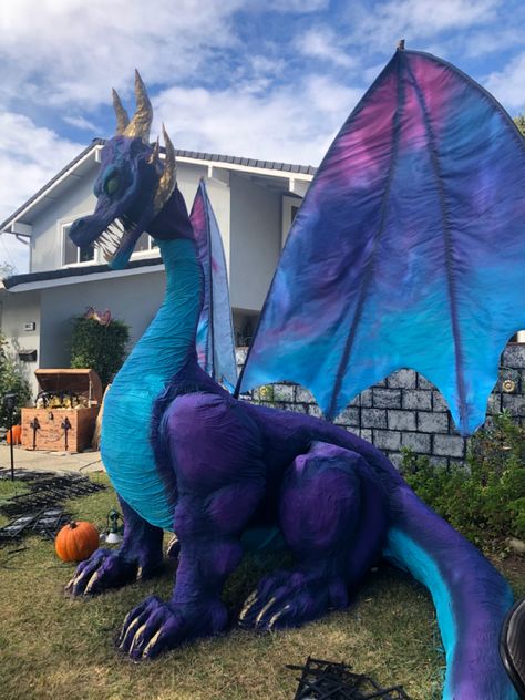 #dragon #halloween #diy #sculpture #art #papermache #animatronic Dragon Prop Diy, Dragon Parade Float, Halloween Dragon Decorations, Dragon Halloween Decorations, Dragon Trunk Or Treat Ideas, Vbs Dragon, Fantasy Classroom, Folklore Wedding, Halloween Yard Props