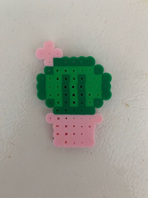 Small Pyssla Ideas, Perler Beads Preppy, Pearl Or Bead Ideas Cute, Aesthetic Perler Bead Designs, Perler Beads Designs Pattern Easy, Cute Pearler Bead Designs, Hamma Beads Ideas Easy, Iron Beads Ideas Easy, Flower Hama Beads