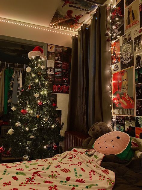 Grunge Bedroom Decor, Alt Bedroom, Alt Christmas, Room Alt, Christmas Grunge, Studio Aesthetics, Grunge Christmas, Room Grunge, Grunge Bedroom