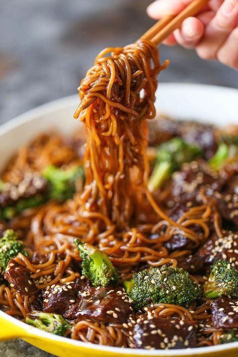 Beef and Broccoli Ramen Stir Fry - Everyone's favorite beef and broccoli turned into the easiest stir fry noodles EVER! It's even better as leftovers! Broccoli Ramen Stir Fry, Beef And Broccoli Ramen, Broccoli Ramen, Ramen Stir Fry, Resep Pasta, Ramen Noodle Recipes, Beef And Broccoli, Easy Stir Fry, Stir Fry Noodles