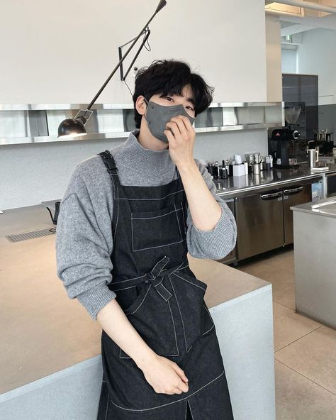 Barista Man Aesthetic, Apron Outfit Men, Waiter Outfit Men, Male Barista Outfit, Painter Outfit Artists, Barista Aesthetic Outfit Male, Waiter Aesthetic Boy, Bartender Aesthetic Outfit, Barista Aesthetic Boy