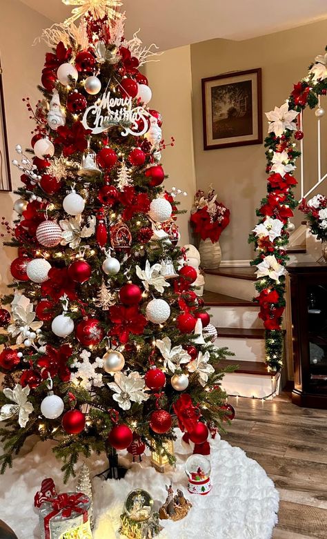 White Themed Christmas Tree, Traditional Red And Green Christmas, Diy Christmas Gifts Food, Green Christmas Tree Decorations, Luxury Christmas Decor, Christmas Tree Decorating Ideas, Tree Decorating Ideas, Christmas Tree Decorating, Buy Christmas Tree