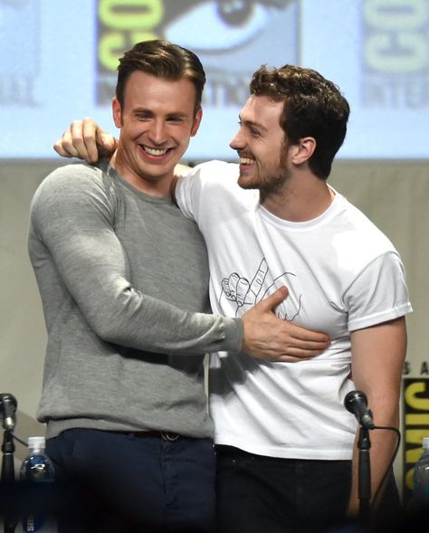 And here's a bonus shot of Aaron Taylor-Johnson and Chris Evans congratulating each other. Marvel Man, Capt America, Chris Evans Funny, Aaron Johnson, Aaron Taylor, Aaron Taylor Johnson, Chris Evans Captain America, Marvel Actors, Man Thing Marvel