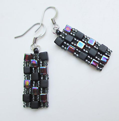 5100 Black and Deep Red Mosaic Red Mosaic, Superduo Beads, Metal Art Jewelry, Beaded Patterns, Super Duo Beads, Bead Creations, Beaded Jewelry Earrings, Twin Beads, Tila Beads