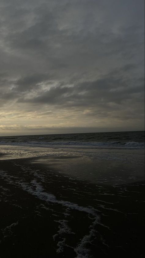 Scary Ocean, Wallpaper Ocean, Dark Beach, Scenic Wallpaper, Simple Phone Wallpapers, Ocean Pictures, Dark Nature Aesthetic, Night Scenery, Pretty Landscapes