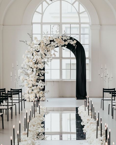 The concept of a black and white chamber wedding 🤍🩶🖤 #mg_eventdesign Unique Ceremony Seating Arrangement, White Aisle Markers Wedding, Flower Arrangements For Black And White Wedding, Black And White Wedding Venue Ideas, Timeless Glamour Wedding, Weddings In January, Wedding Floral Stage, Timeless Wedding Arch, Wedding Aisle Decorations Black And White