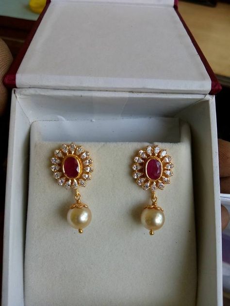 Latest Gold Earrings, Gold Earrings Design, Gold Earrings Bridal, Earrings Latest, Gold Earrings For Kids, Small Earrings Gold, Gold Earrings Indian, Simple Gold Earrings, Gold Jhumka Earrings