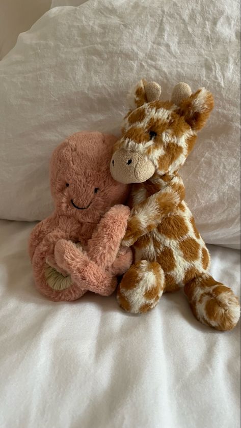 Toca Boca Hair Salon, Jellycat Stuffed Animals, Cute Stuffed Animals, Cute Little Things, Oui Oui, Giraffes, Cute Plush, Animals Images, Seville