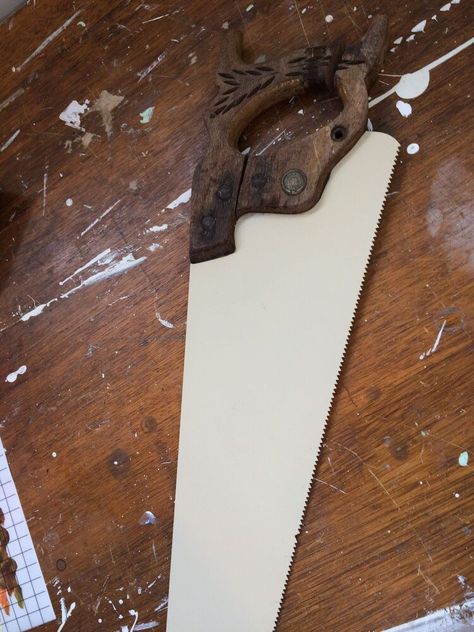 Hand Saw Art Ideas, Hand Saws, Farmhouse Decorating, Old Hands, Autumn Crafts, Hand Saw, Saws, Spray Painting, Easy Projects