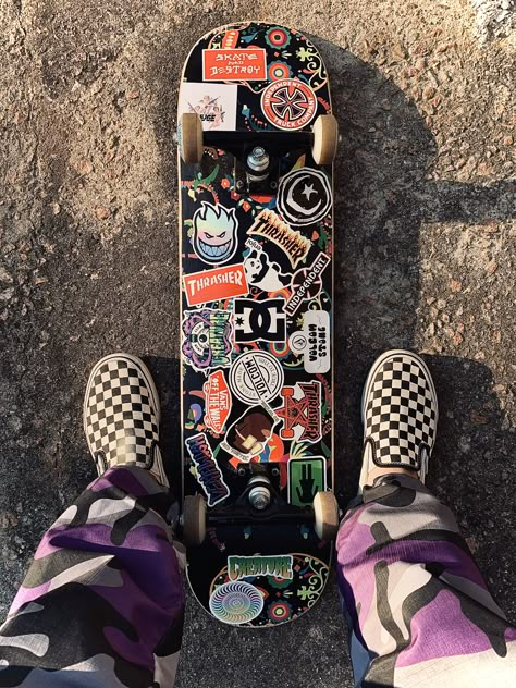 Aesthetic Skateboard, Skate Bord, Painted Skateboard, Skateboard Photos, Photographie Indie, Skate Aesthetic, Skateboard Pictures, Skateboarding Tricks, Skateboard Aesthetic