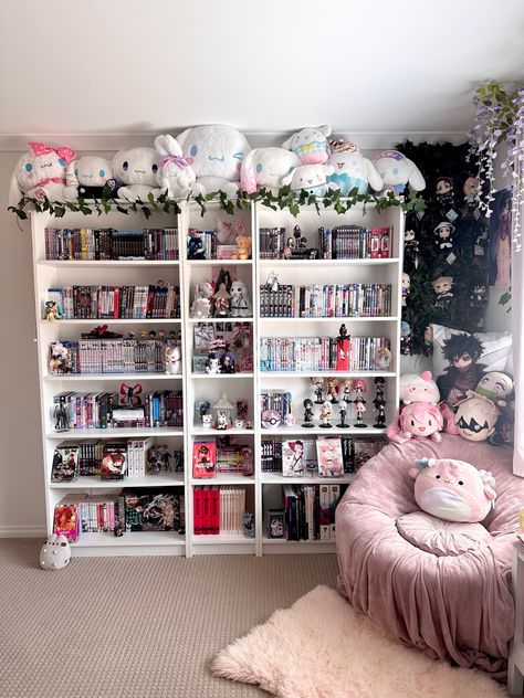 Corner Shelf Aesthetic, Game Room Corner Ideas, Cute Reading Nook, Reading Corner Aesthetic, Anime Shelves, Plush Shelf, Book Corner Ideas Bedroom, Manga Shelving, Manga Library