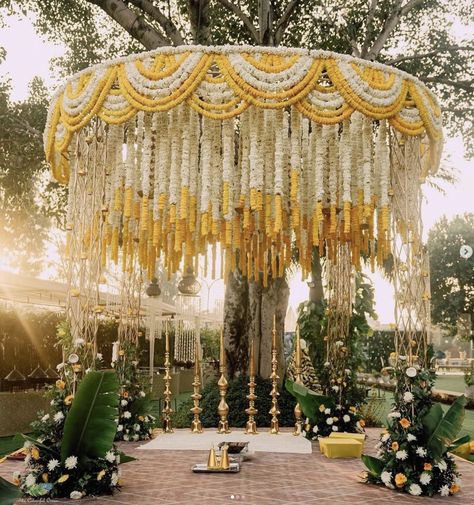 Wedding Mandap Outdoor, Reception Outdoor Decor, Indoor Indian Wedding Decorations, Outdoor Haldi Decoration, Mehendi Ceremony, Phera Mandap Decor, Haldi Entrance Decor, Indian Wedding Mandap, Wedding Mandap Decoration