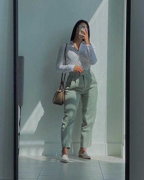 Female Banker Outfit, Button Down Work Outfit, Office Baddie, Capsule Style, Work Vibes, Simple Work Outfits, Professional Outfit, Classy Business Outfits, White Mules