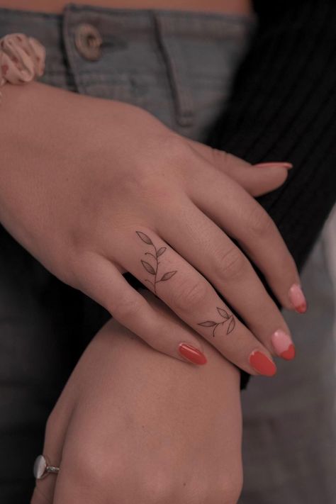 Pretty Ring Finger Tattoos, Ivy Tattoo Hand, Cute Ring Tattoos For Women, Finger Tattoos Flower Wrap, Finger Tattoos Wrap Around, Leaves Finger Tattoo Stencil, Wrap Finger Tattoo, Leaf Tattoo On Finger, Vine Tattoo Finger To Arm