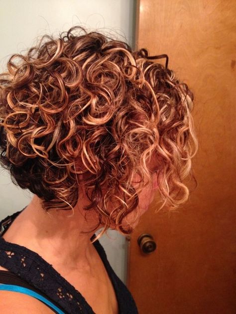 Kręcony Bob, Curly Perm, Short Permed Hair, Short Curly Hairstyles For Women, Short Curly Haircuts, Haircuts For Curly Hair, Popular Haircuts, Wavy Bobs, Beautiful Curls