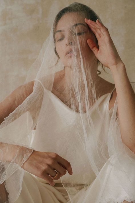 SHADOW SILK VEIL / STEPHANIE Organza Veil, Silk Tulle Veil, Minimalist Wedding Gown, Silk Bridal Gown, Elegant Silk Dresses, Silk Veil, Veil Styles, Classy Wedding Dress, Bridal Consultant