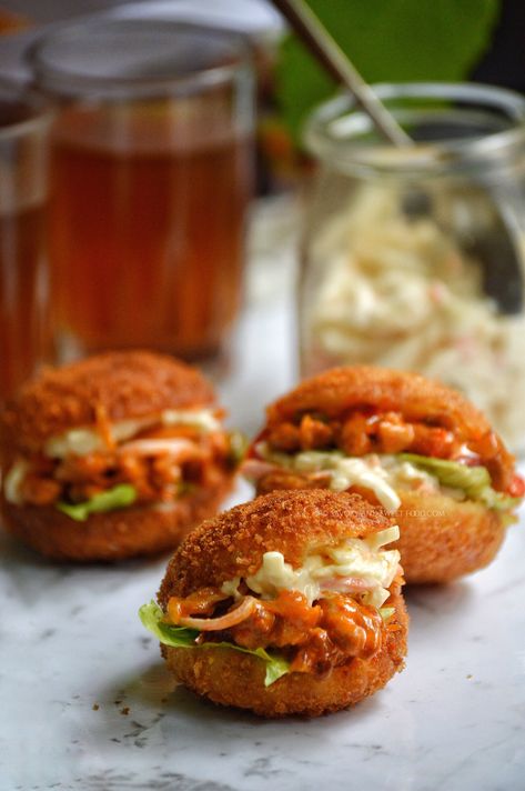 Fried Buns Chicken Sandwich - Savory&SweetFood Mini Chicken Sandwiches, Fried Buns, Chicken Buns, Ramzan Recipe, Chicken Snacks, Iftar Recipes, Chicken Appetizers, Chicken Sandwiches, Mini Sandwiches