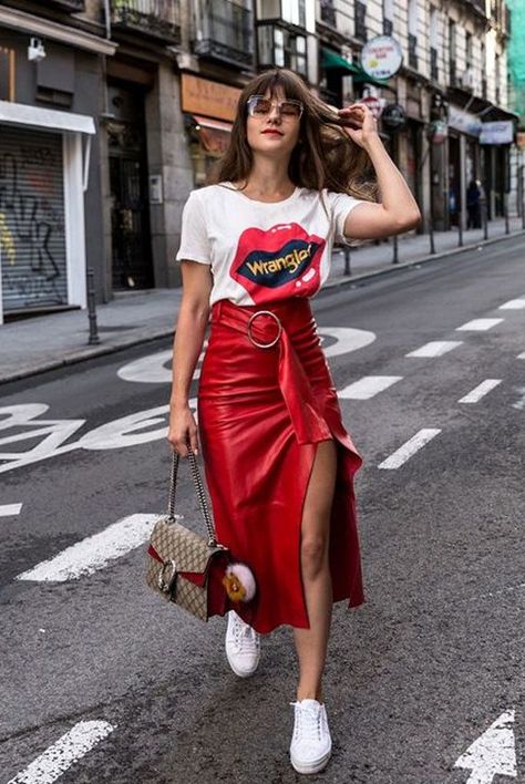 e6d8545daa42d5ced125a4bf747b3688desc52751660ri Rok Outfit, Eccentric Style, Skirt And Sneakers, Red Skirt, Looks Street Style, Street Look, Olivia Palermo, Street Style Looks, Gigi Hadid