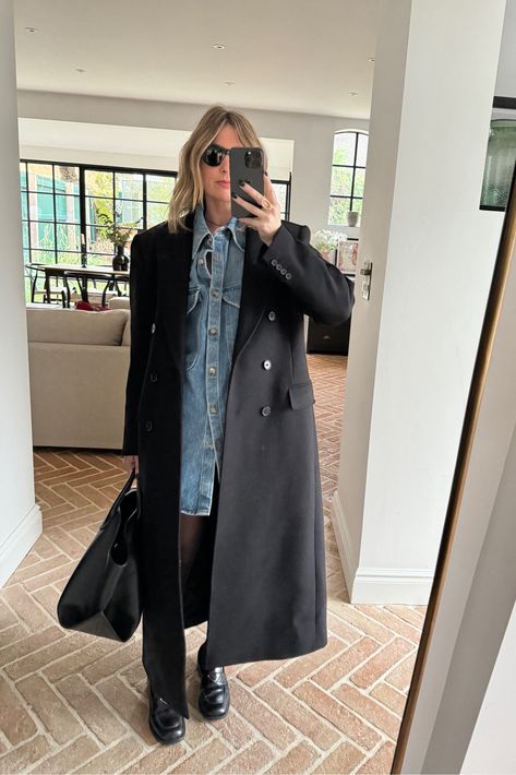 Denim Shirt Winter Outfit, Oversized Denim Shirt Outfit Winter, Denim Shirt Dress Outfit Winter, Denim Shirt Outfit Winter, Winter Denim Outfits, Denim Dress Outfit Winter, Oversized Denim Shirt Outfit, Denim Dress Outfit Fall, Denim Shirt Dress Outfit