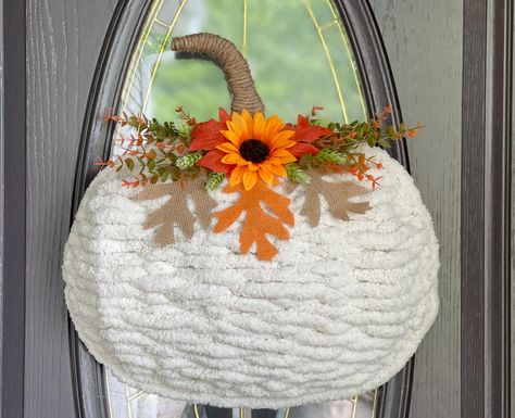 Chunky Yarn Pumpkin Wreath Diy, Loop Yarn Projects, Chunky Yarn Wreath, Tulle Wreath Diy, Fall Yarn Wreaths, Pumpkin Wreath Tutorial, Wire Pumpkin, Pumpkin Wreath Diy, Indoor Fall Decor