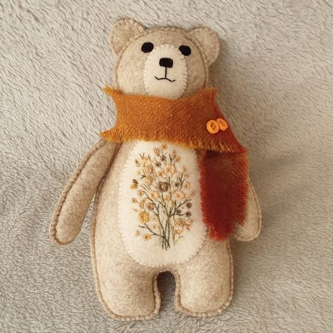 Teddy Bear Ornaments Diy, Teddy Bear Hand Embroidery, Wool Felt Embroidery, Embroidered Felt Christmas Ornaments Diy, Felt Bear Pattern Free, Embroidered Teddy Bear, Felt Crafts Animals, Felt Gifts For Kids, Embroidered Stuffed Animals