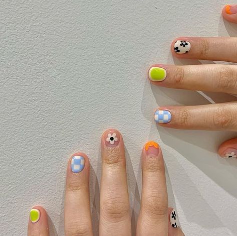 Shade Nails Different, Doodle Nail Art, Doodle Nails, Minimal Nails Art, Minimalistic Aesthetic, Toe Nail Color, Hello Nails, Hippie Nails, Soft Fashion