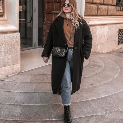 Parisian Style Rainy Day, Oversized Coat Outfit Winter, Black Pea Coat Outfit, Long Black Leather Jacket Outfit, Alternative Office Fashion, Fashion Outfits Midsize, Black Wool Coat Outfit, Black Coat Outfit Winter, Long Black Coat Outfit