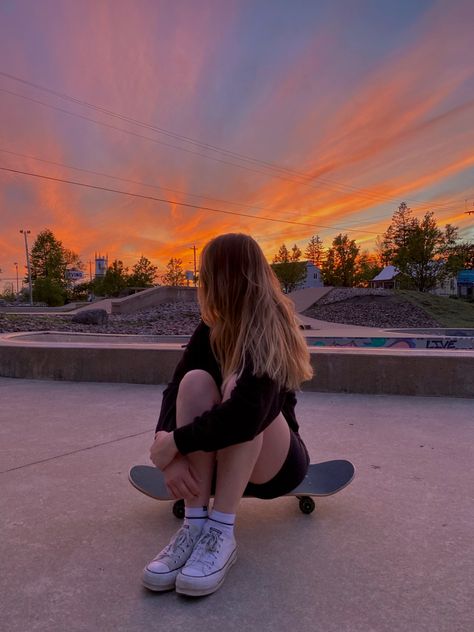 Skate park, sunset, happy, photo shoot inspo, converse, orange, pink Skateboard Picture Ideas, Skater Girl Photoshoots, Skate Photo Ideas, Photo With Skateboard, Skateboard Girl Aesthetic, Skate Aesthetic Girl, Skateboarding Poses, Skate Park Photoshoot, Skate Park Aesthetic