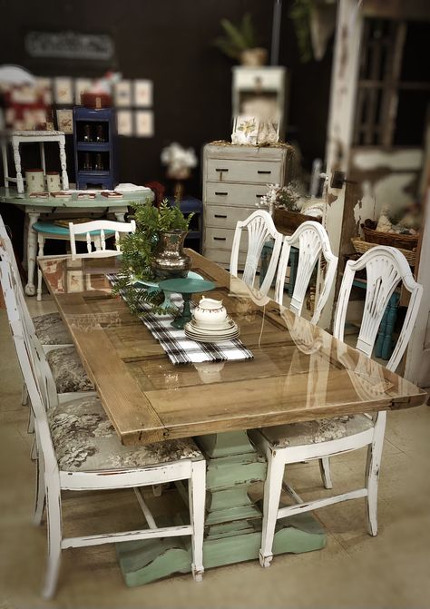 Old Door Table Top, Vintage Door Table Ideas, Table From Door, Dining Table Made From Old Door, Door Table Top, Door To Table Diy, Old Door Dining Table, Antique Door Table, Vintage Door Table