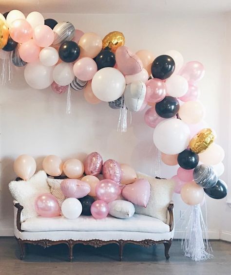 White Balloon Backdrop, Arch Living Room, Black And White Balloons, Deco Ballon, Brand Event, Balloon Ideas, Baby Gift Basket, White Balloons, Birthday Diy