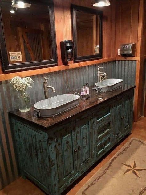 Baie Vintage, Makeover Kamar Mandi, Barn Bathroom, Organized Bathroom, Bathroom Projects, Cabin Bathrooms, Rustic Bathroom Designs, Decorating Bathroom, Rustic Bathroom Decor