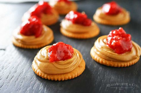 Peanut Butter Jelly Bites Fancy Party Appetizers, Peanut Butter Jelly Recipes, Crackers Appetizers, Ritz Cracker Recipes, Salty Sweet Snacks, Peanut Butter Jelly Time, Homemade Appetizer, Easy To Make Snacks, Peanut Butter Snacks