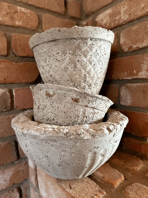 Cement Balls, Hypertufa Pots, Hyper Tufa, Front Porch Landscape, Hypertufa Projects, Japandi Boho, Garden Objects, Diy Chalk Paint Recipe, Inflammation Recipes