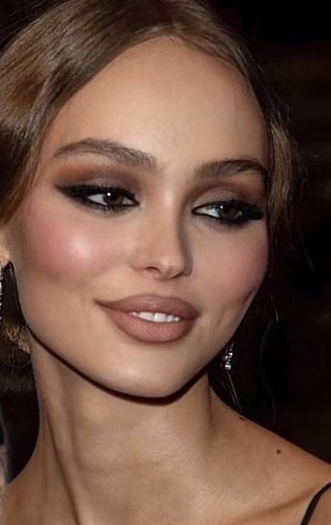 Wide Eye Makeup, Mob Wife Makeup, Feminine Makeup, Maquillage On Fleek, 90s Makeup, Dark Makeup, Models Makeup, Makeup Looks Tutorial, Lily Rose Depp